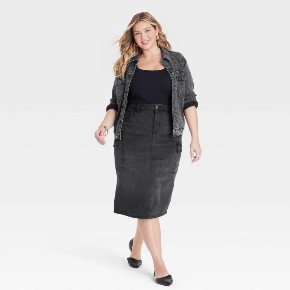 Plus size Ava &Viv cargo black skirt size 18.
New with tags.